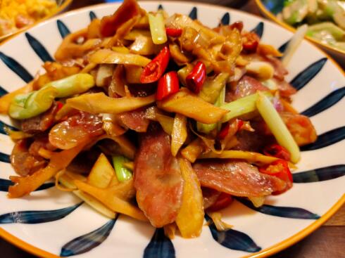 火麻油炒腊肠小竹笋简单步骤大揭秘