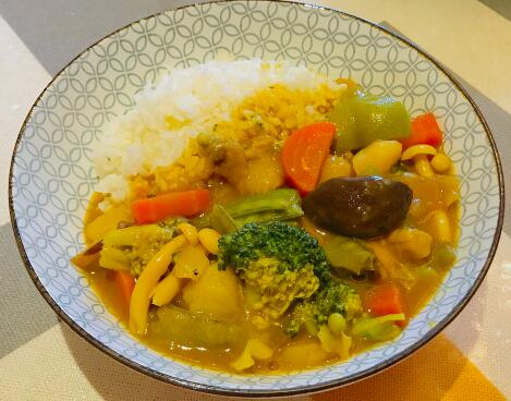 制作家庭版蔬菜咖哩