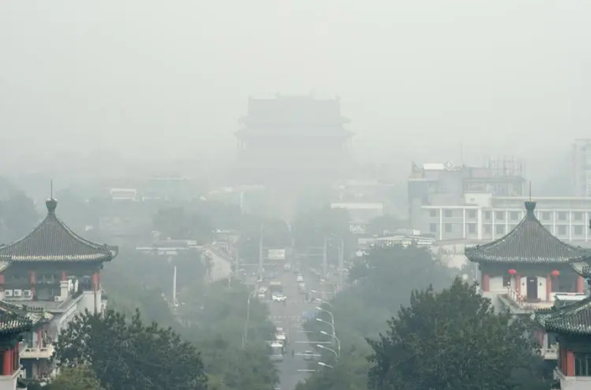 今晨，北京雾气弥漫