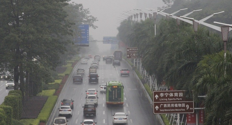 昨天，南宁雨雾交织