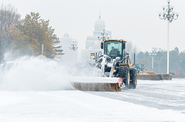 黑龙江大庆，铲雪车作业正在清扫积雪