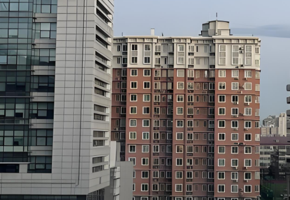 今晨，北京云量较少