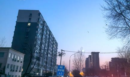 今晨，北京气温低迷，体感寒冷
