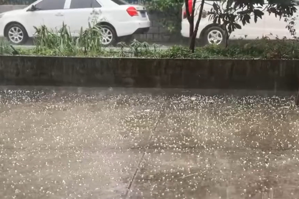昨天，浙江多地出现冰雹