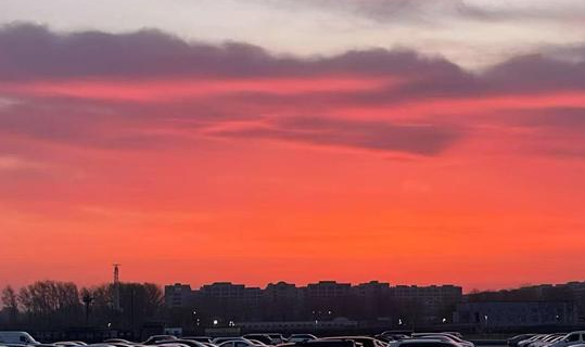 今晨，北京天空朝霞相伴