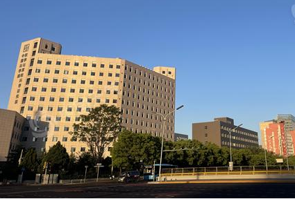 今晨，北京天气晴朗，略有凉意