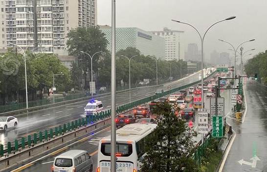 今晨，北京降雨进行中，路面湿滑、能见度降低