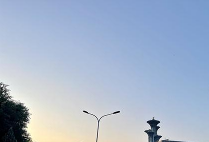 今晨，北京天气晴朗凉爽