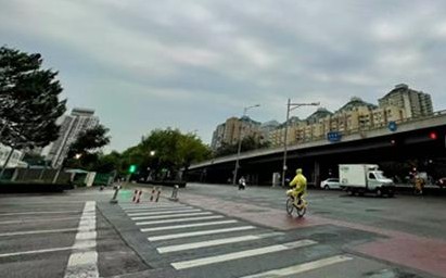 今晨，北京出现降雨，路面湿滑