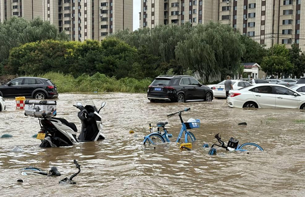 昨天暴雨后的葫芦岛，道路积水成河、车辆被淹