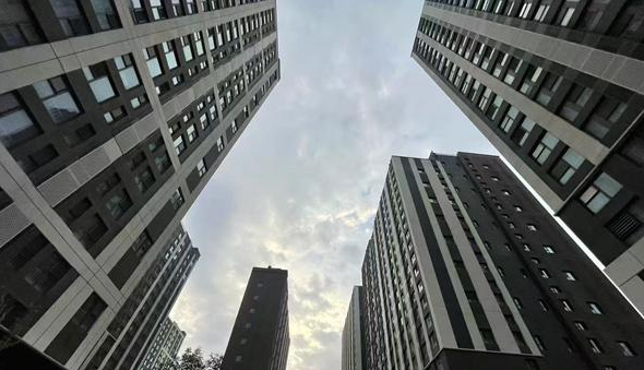 今天早晨，北京天空云量较多
