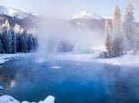 冬日喀纳斯湖宛如冰雪仙境 茫苍林海雪原如一幅写意水墨画