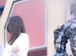 两女孩因插队起争执威震天劝架无果退场 网友：插队的就要直接劝退