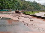 大理部分道路爆发泥石流致交通中断 目前实施交通管制解除时间待定