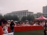 毕业晚会突降大雨老师无人离席 网友：中国好老师