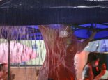 志愿者和医护暴风雨中用身体顶住帐篷 网友：辛苦了