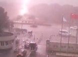 女子拍闪电拍到闪电劈向自己 雷雨天气多发需提高防范意识