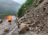 暴雨致云南贡山县一路段交通中断 目前已经交通管制抢通时间待定