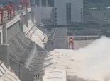 应对长江2021年第1号洪水三峡大坝开孔泄洪 发布洪水四级水上交通安全预警