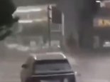 海南市民狂风暴雨中艰难行走 17号台风影响今仍有较强风雨天气