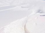 气象观测员积雪中手脚并用前行 最大积雪深度达50厘米