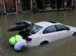 安徽暴雨多地水深超过1米 十余辆轿车被水淹没至车顶