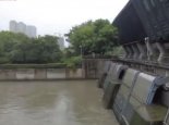 杭州暴雨致拱宸桥水位上涨 京杭运河杭州主城区段禁航