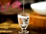 地震致泸州一酒企200余吨白酒泄漏 消防员对泄漏白酒进行持续稀释