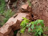 甘孜州石渠县因降雨致山体滑坡1600余方 这条路段禁止一切车辆通行