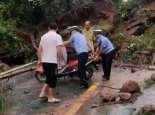 湖南常德暴雨引发多处山体滑坡 当地交警数小时奋战交通已恢复