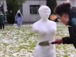 麻醉专业学生堆出维纳斯雪人 网友：这是高端玩家啊