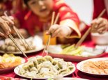 快递小哥揽件揽了一桌年夜饭 外地年夜饭如何吃出家的味道