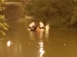 目击者讲述北京暴雨致2人身亡 多辆车被淹其中一辆被积水没过