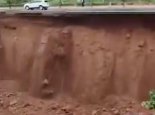 暴雨后洛阳一公路发生大片坍塌 今洛阳等地局部仍有暴雨