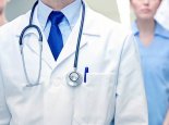 女生养宠物致睫毛滋生千只螨虫 眼部化妆品清理不彻底等也易滋生螨虫