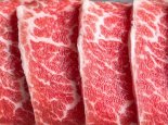 火锅店小伙上菜时肉被风吹走 网友：真正的“雪花肉”