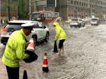 重庆多地暴雨围城气温不超30℃  市民外出需带好雨具