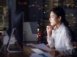 上班族面对电脑要多眨眼 眼睛发涩发红或患上干眼症