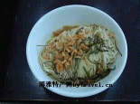 开洋葱油拌面